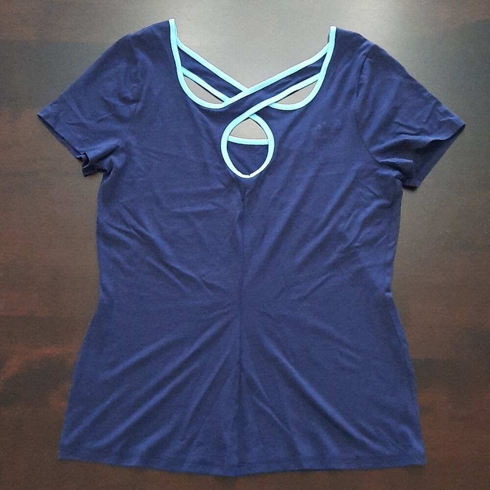 Boden Cross Keyhole Back Tee - Picture 5 of 6